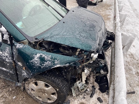 В Старом Осколе автоледи не справилась с управлением, наехала на дорожное ограждение и вылетела на "встречку"