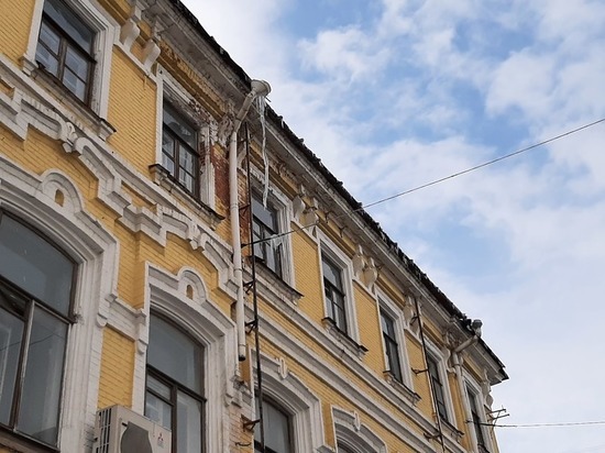 На проспекте Кирова в Саратове над рестораном ветер раскачивает длинную сосульку