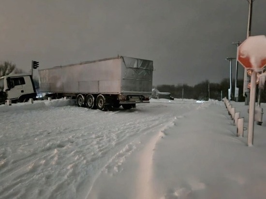 В Токарёвском районе фура столкнулась с поездом