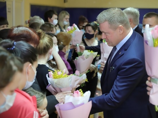 Любимов поздравил прибывших из Донбасса женщин с наступающим 8 марта