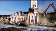Снос старейшего павильона "Ленэкспо" в Петербурге попал на видео