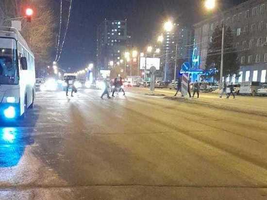 Иномарка сбила 17-летнюю девушку на пешеходном переходе в Новосибирске