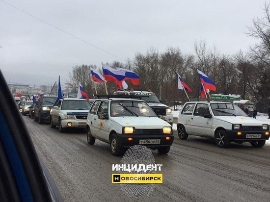 Машины с флагами проехали по улицам Новосибирска в поддержку российской армии на Украине