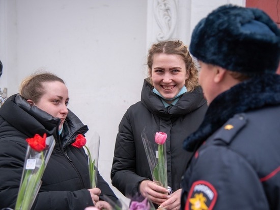 ГИБДД Красноярска будет регистрировать автомобили женщин без очереди 8 марта