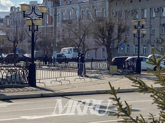 Площадь Ленина в Чите перекрыли, на площади Революции работает полиция