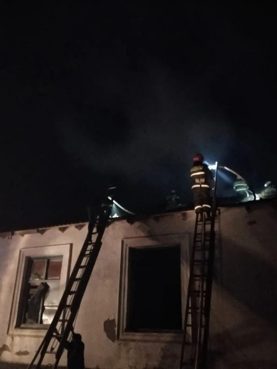 Кубанские спасатели потушили пожар в поселковом Доме культуры