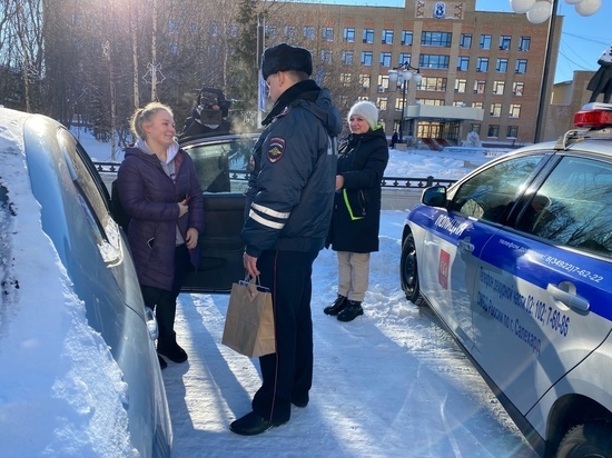 В Салехарде инспекторы ГИБДД вручили цветы и подарки женщинам за рулем