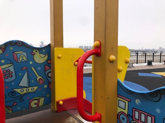 На набережной Благовещенска отмыли детскую площадку после вандалов