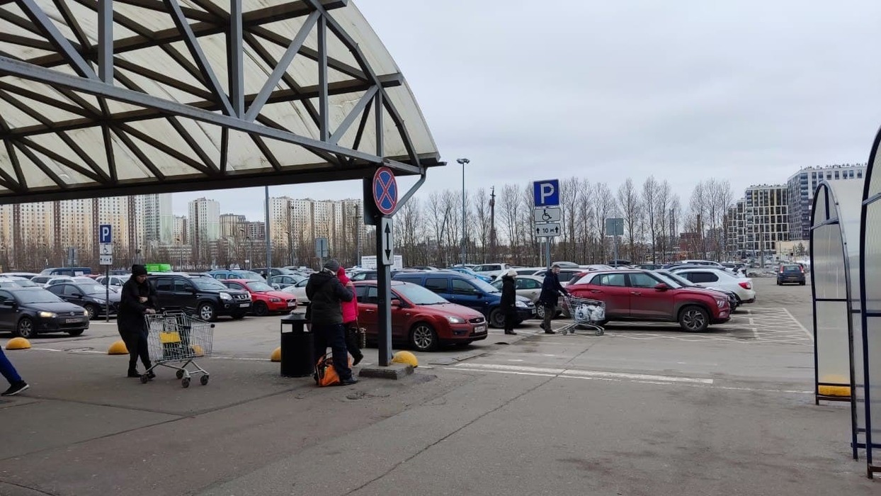 По две упаковки в одни руки: как выглядит петербургская «Лента» после введения ограничений на покупку