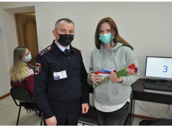 Сотрудники МОРЭР в Смоленске поздравляют женщин с 8 Марта