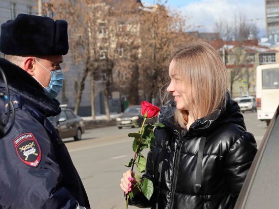 В Иванове прошла традиционная акция "Цветы для автоледи"