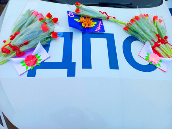 Праздничная акция «Цветы для автоледи» продолжается на территории Смоленской области