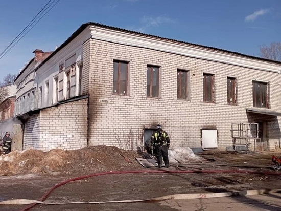 В Коврове пожар уничтожил склад пиломатериалов