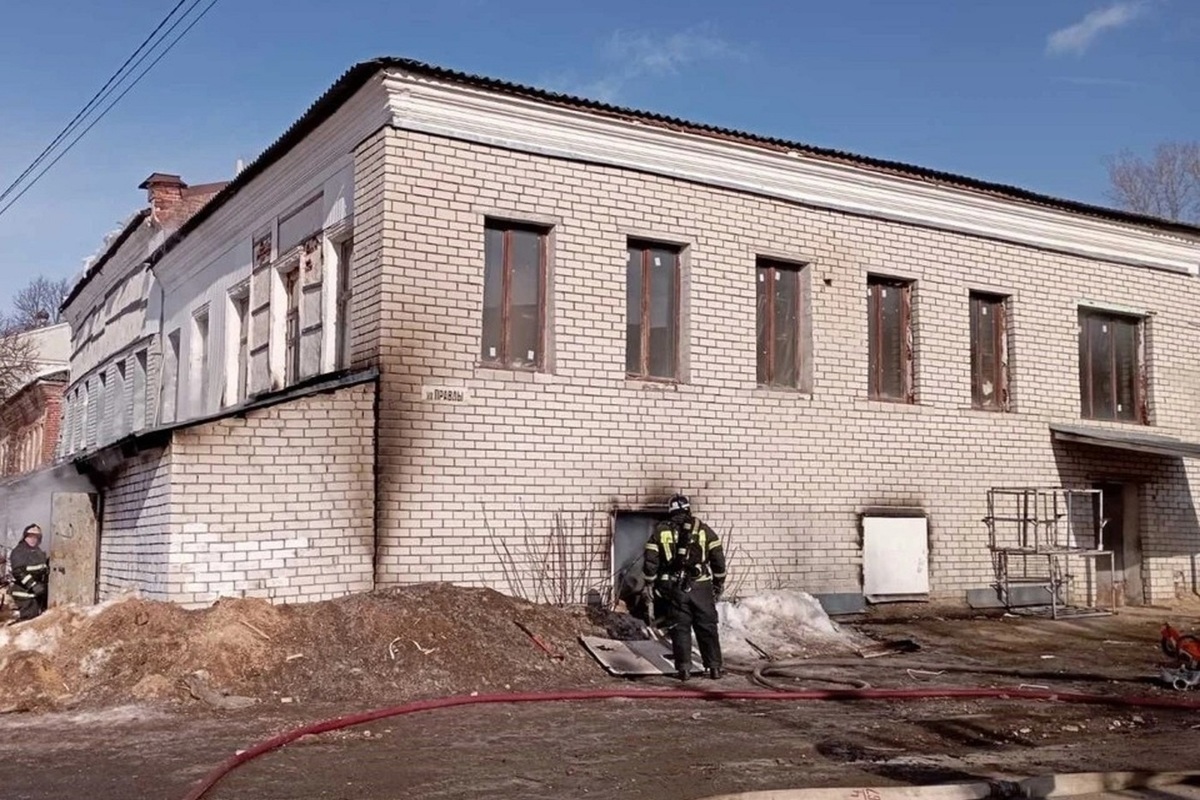 В городе коврове на сегодня. Пожар в Коврове. Военные здания. Пожар в Коврове в заводе на улице Социалистическая 26. Новости ковров.