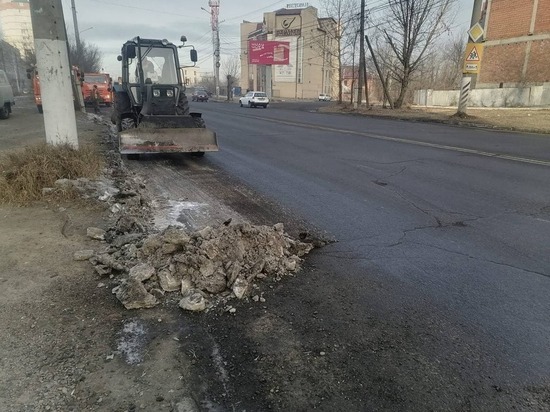 ДМРСУ со спецтехникой убрали снег и мусор на Белика в Чите