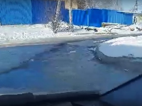 В Курске забил фонтан из канализации на проспекте Дружбы