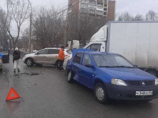 12-летний мальчик получил серьезные травмы в аварии трех автомобилей в Новосибирске