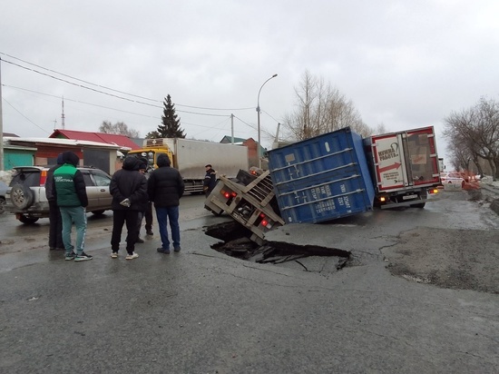 Асфальт провалился в Сибири под тяжестью контейнеровоза