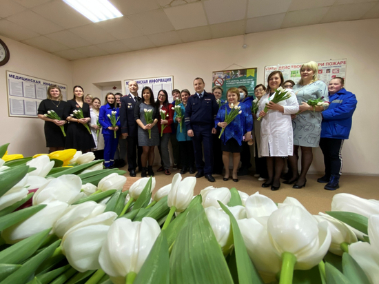Смоленские работницы «скорой» получили поздравления с 8 марта от госавтоинспекторов