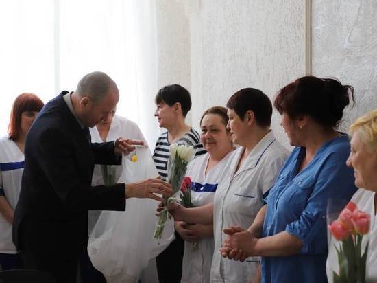 В Рязани полицейские поздравили сотрудниц школы-интерната