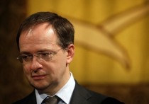 Руководитель российской делегации на переговорах с Украиной, помощник президента РФ Владимир Мединский заявил, что 6 марта на восточной окраине Мариуполя четырех мирных жителей убили в результате попытки националистов использовать их как живой щит