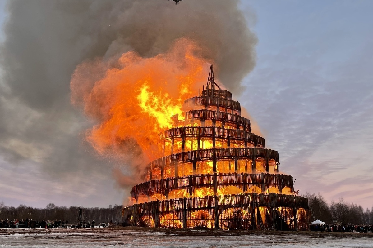 В Никола-Ленивце сожгли 23-метровую «Вавилонскую башню» - МК
