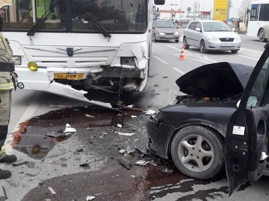  На Кубани при столкновении автобуса и «легковушки» пострадал человек