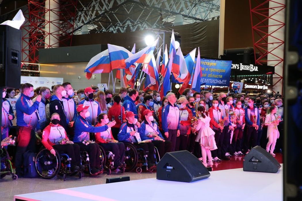 Российских паралимпийцев встретили дома: трогательные кадры