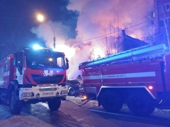 Женщину спасли пожарные из горевшего дома в Парабельском районе