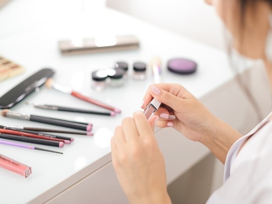 Американская компания Estee Lauder остановила всю коммерческую деятельность в России
