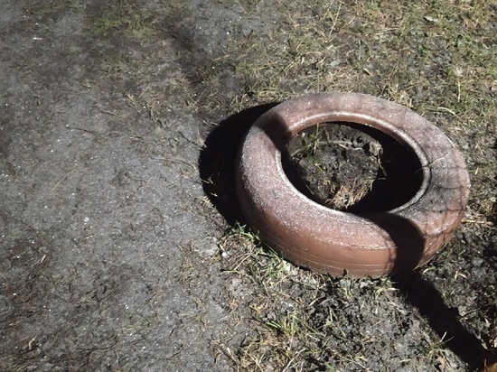 Жители Макеевки заметили снег необычного цвета