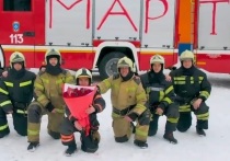 Пожарные первого пожарно-спасательного отряда в необычной форме поздравили прекрасную половину с 8 марта