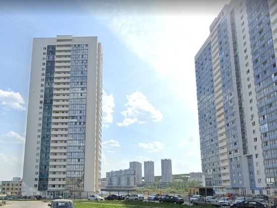 Жители помогли застрявшей машине реанимации выбраться из сугроба на Уктусе