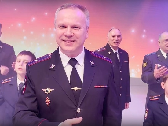 Полицейские и пожарные Челябинской области поздравили женщин с 8 марта