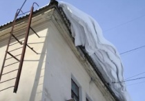 Жительница барнаульского поселка Южный пожаловалась на дырявую крышу в одном из жилых домов на улице Чайковского