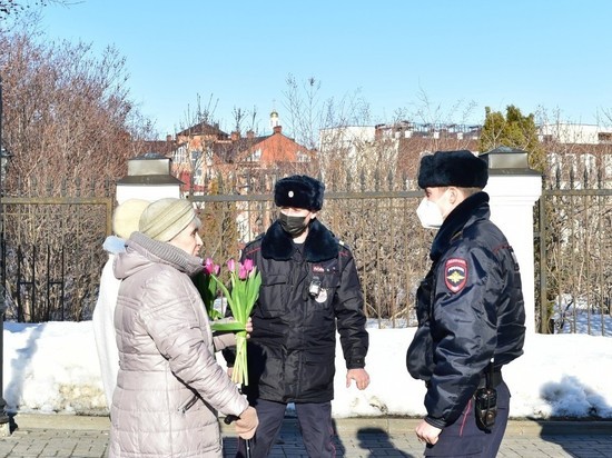 В Казани полицейские на улицах поздравили женщин с 8 марта и вручили цветы