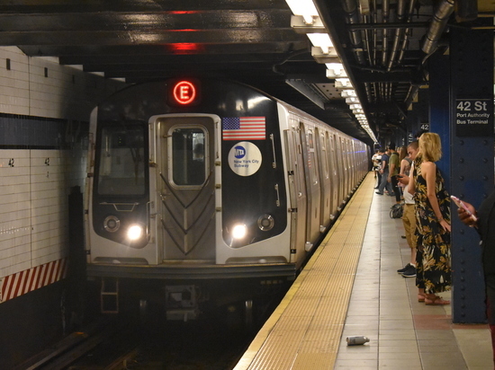 На трех станциях нью-йоркского сабвея на платформах будут установлены «двери безопасности»