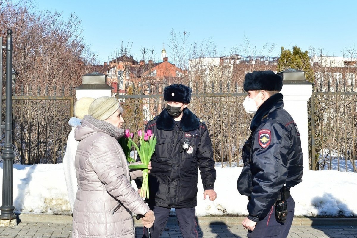 В Казани полицейские на улицах поздравили женщин с 8 марта и вручили цветы - МК 