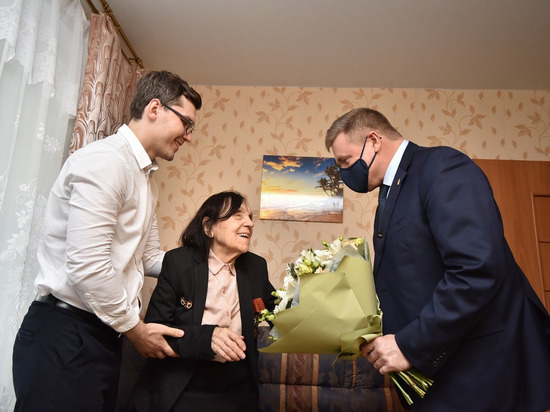 Любимов лично поздравил рязанку-ветерана с 8 марта
