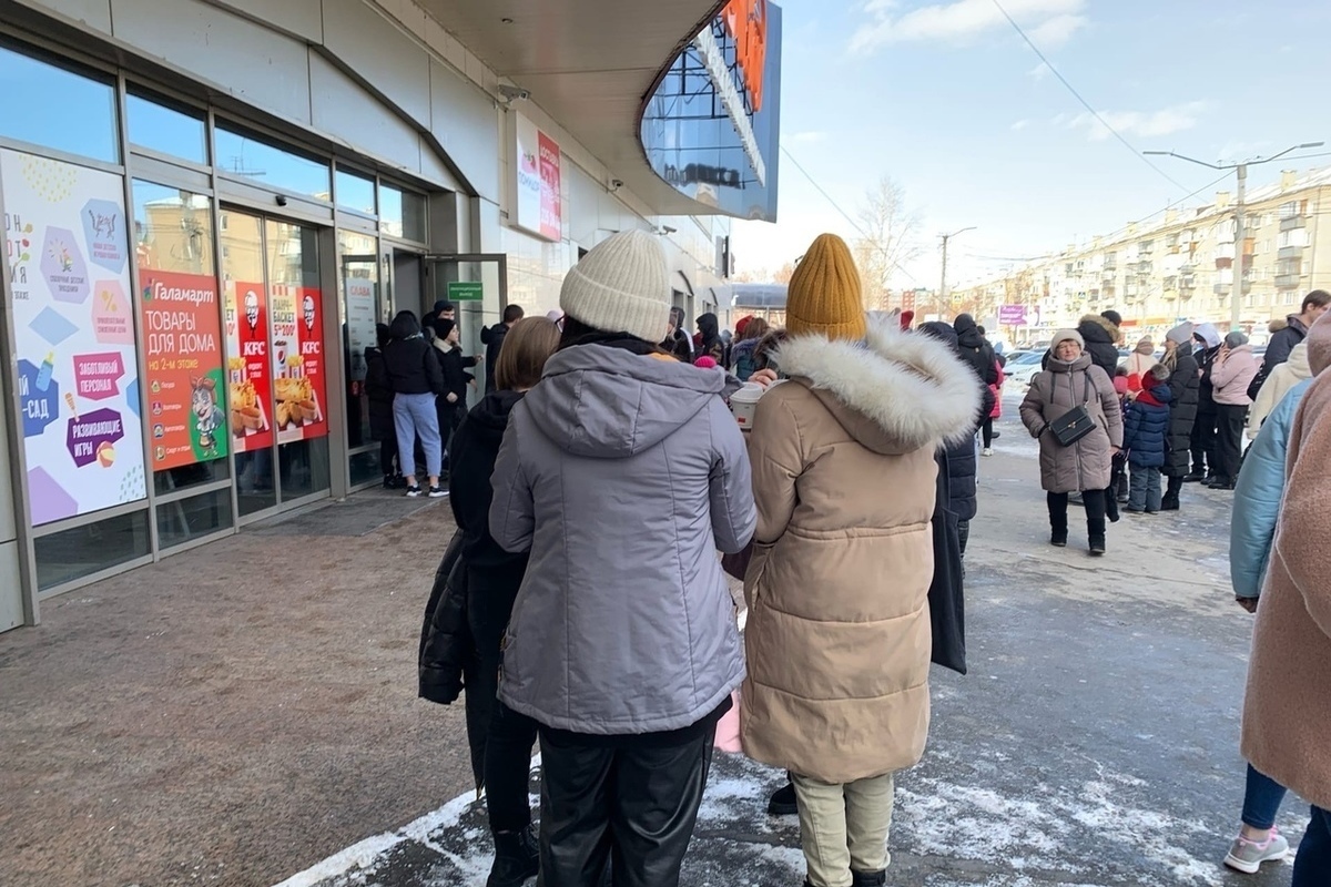 Трк слава копейск. Челябинск люди. Драка торговый центр Слава Копейск. Фото Копейск за ТРК Слава.