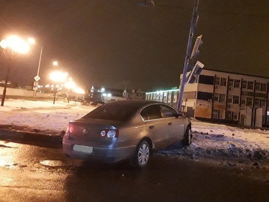 В Белгороде водитель сбил пешехода и врезался в светофор
