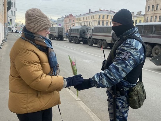 Бойцы ОМОН в бронежилетах раздавали петербурженкам цветы на канале Грибоедова