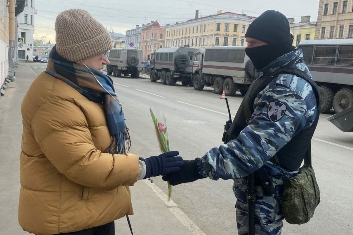 Бойцы ОМОН в бронежилетах раздавали петербурженкам цветы на канале  Грибоедова - МК Санкт-Петербург