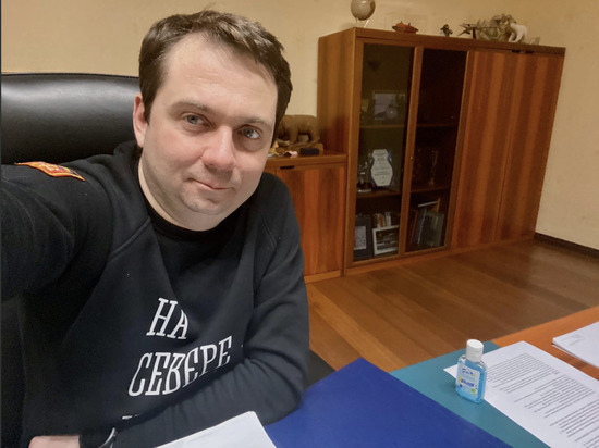 Губернатор Андрей Чибис и его сын поздравили мурманчанок с Международным женским днем