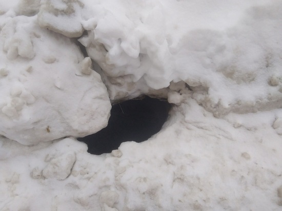 В Петрозаводске под снегом спрятался открытый канализационный люк