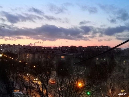 Небо окрасилось в цвета российского флага на закате в Новосибирске