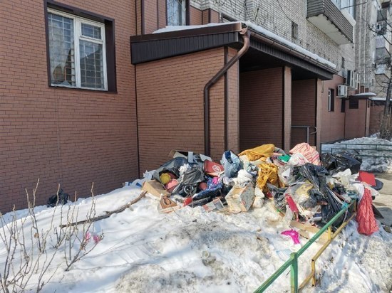 Нам пишут: подъезд многоэтажки в Хабаровске закидан мусором