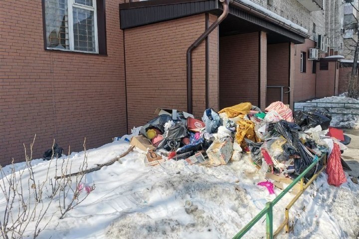 Московский комсомолец хабаровск. Мусор и отходы на улицах. Дом из мусорки. Мусорная dom. Подъезд с улицы.