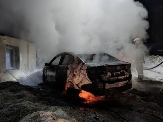 Во Владимире ночью полностью выгорела иномарка