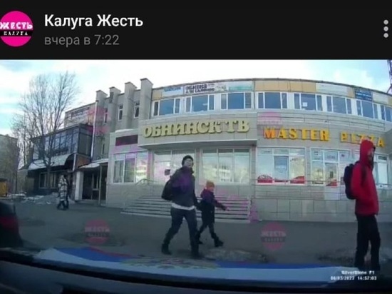 В Обнинске на видео попала плюющая на российский флаг женщина